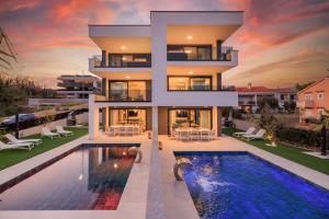Deluxe villa with heated pool, whirpool, sea view near beautiful beach III - by Traveler tourist age 