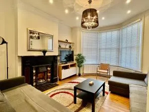 4 bed house 10 min walk to Tube - London