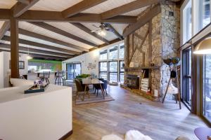 Mid-Century Cabin: Creekside, Easy Access to i-70