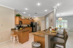 Private Heated Pool & Beach House, 3 King Beds, TVs inrooms, BBQ, Screened in Pool, 15 min to Beach, Private Neighborhood, 1000mbps WiFi