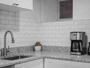 Shadyside, Pittsburgh, Modern and Quiet 1 Bedroom Unit1 with Free Parking