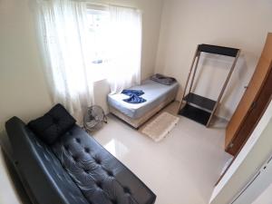 Sobrado aconchegante 2 suítes, 2 vagas garagem, 3 banheiros