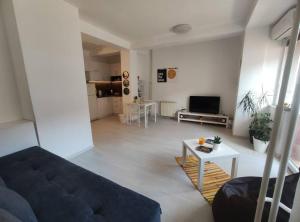 City Center White Apartment!