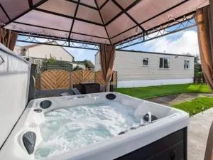 Hot tub. Countryside. Coast. 5* Patrington Haven Leisure Park, East Yorkshire - Sunk Island