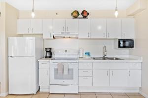 Cozy & City View Steps to Waikiki Beach with Parking