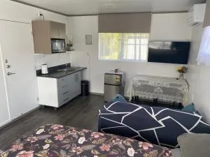 Self Contained En-Suite Private Bathroom, Private Entrance, Close to Shops & Hospital Homestay - Rukuhia