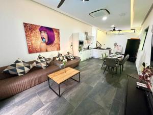 Huge Luxury, 3 Bedroom, private pool villa near to the beach - Jomtien - LV99