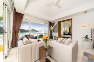 Stunning 5 bedrooms Villa with Panoramic Sea View