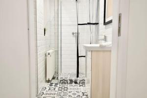 Studio Apartment by Hi- Apartment in Downtown