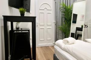 Studio Apartment by Hi- Apartment in Downtown