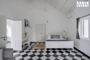 Stayvista at Mudra Manor 4BR - Coffee Estate Comp Breakfast Big Heated Pool