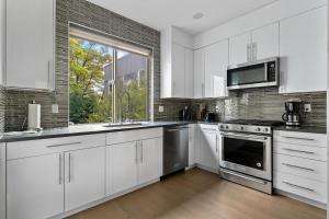 Central Business District 3br w rooftop deck SEA-667