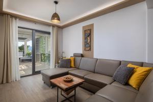 Luxury Seafront Villa with Heated Pool, Jacuzzi, Sea View, 150 m from Beach