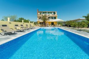 Crowonder Sun&Fun Holiday House with Large Swimming Pool, Playroom and Garden 