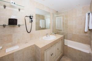 Hôtel Golf & Spa Château de la Bégude The Originals Collection