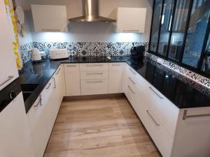 Maison 10p avec piscine, chauffée et partagée avec 1 autre gîte, horaires privatifs pour chaque gîte - Réservation sur https auxportesdetretat fr