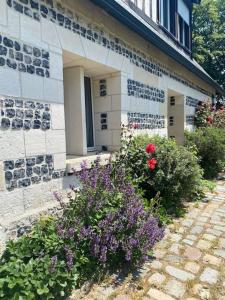 Maison 10p avec piscine, chauffée et partagée avec 1 autre gîte, horaires privatifs pour chaque gîte - Réservation sur https auxportesdetretat fr