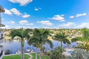 Condo overlooking Clam Bay with pool and beach access - Ubytování bez kategorie ve městě Marco Island