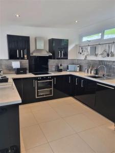 BRANTLEA Detached 4 Bed Home, Hot Tub, Lake View, Parking, Pet Friendly