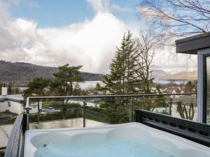 BRANTLEA Detached 4 Bed Home, Hot Tub, Lake View, Parking, Pet Friendly