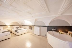 (Aquarium) Elegant Two-Level Apartment with In-Room Tub