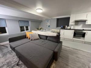 Modern with Stylish Terrace - Your London Oasis!
