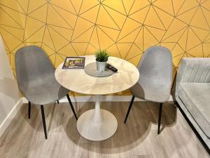 Urban Retreat - Close To Town and Beach