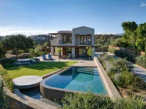 Beachfront Linum Escape Retreat with a Heated Pool - Chavania