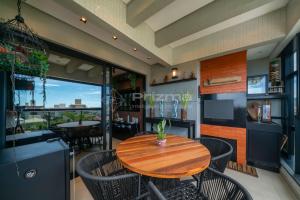 Excelente Cobertura Duplex de Alto Padrão na praia de Mariscal.