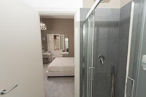 Habitación con cama extragrande y vistas al jardín