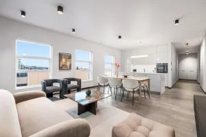 Harbour Lux 3BR & 2BA in the Heart of the City with Free Parking - Borgarnes