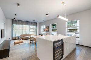 Harbour Lux 3BR & 2BA in the Heart of the City with Free Parking