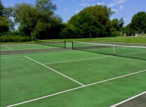 Spinnaker Lodge · Cotswolds Lakeside Home
