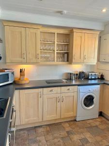 Spinnaker Lodge · Cotswolds Lakeside Home