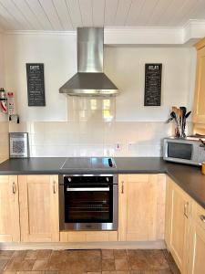 Spinnaker Lodge · Cotswolds Lakeside Home