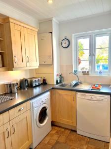 Spinnaker Lodge · Cotswolds Lakeside Home