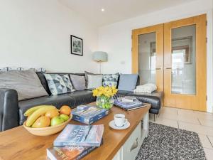3 Bed in Tenby FB055