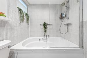 Artists Bright Hampstead Heath Village 2 bed