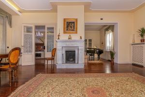 Villa Cecilia, Facing Luccas City Walls