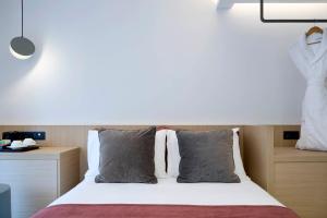 Twinn Downtown Piraeus, Santikos Collection