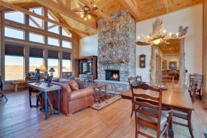 Free Spirit Ranch w Hot Tub & Mountain Views