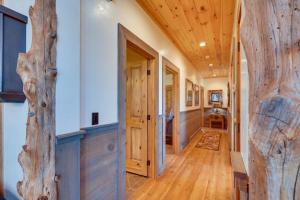 Free Spirit Ranch w Hot Tub & Mountain Views