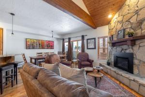Three-Bedroom Apartment room in 21 Trailside Court