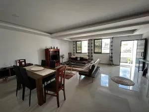 Modern Apartment in Praia Baixo - 1 min Walking to Beach - Віла-ду-Маю