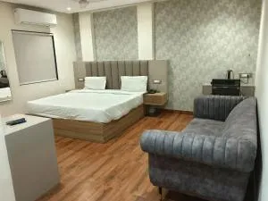 Hotel Sharma Regency - Charbagh