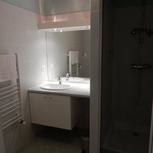 Hotels Le Gardy : Chambre Triple avec Salle de Bains