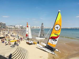 Studio face mer avec balcon – 50m plage, proximité commerces et marché - FR-1-92-607