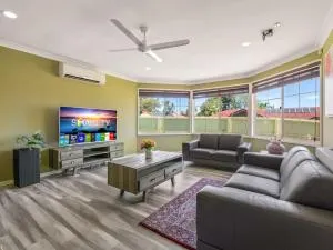 Spacious 4BR family retreat near mall at Forest Lake - Bellbird Park