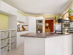 Spacious 4BR family retreat near mall at Forest Lake