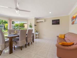 Spacious 4BR family retreat near mall at Forest Lake